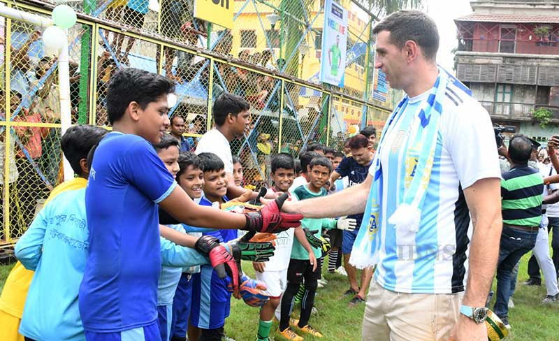 Argentina's World Cup-winning goalkeeper Emiliano Martinez wins hearts as he visits Kolkata