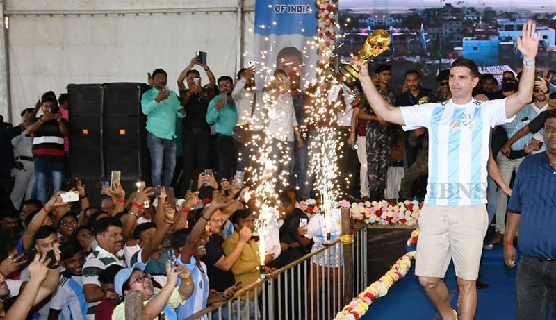 Argentina's World Cup-winning goalkeeper Emiliano Martinez wins hearts as he visits Kolkata
