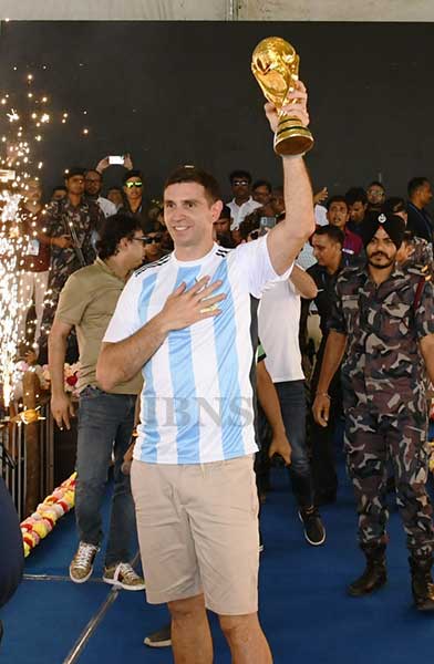 Argentina's World Cup-winning goalkeeper Emiliano Martinez wins hearts as he visits Kolkata