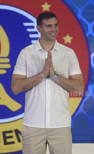 Argentina goalkeeper Emiliano Martinez visits Kolkata