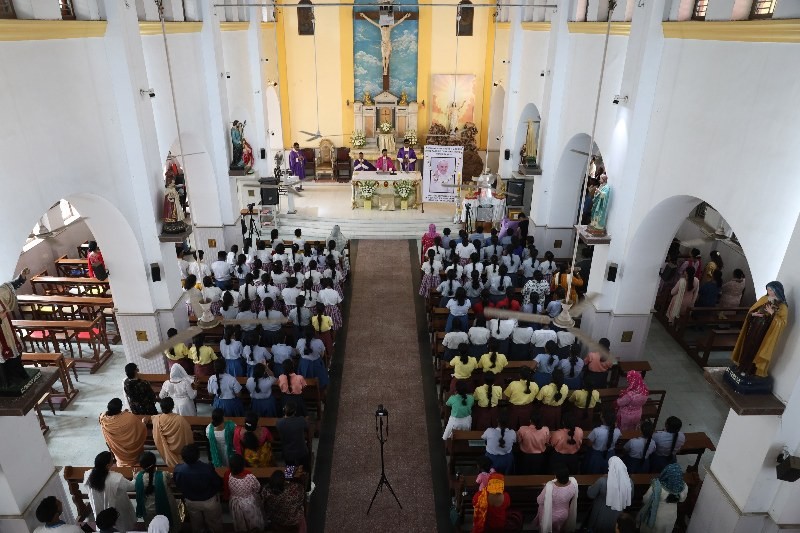 In Images: Students, teachers attend a Mass ahead of Pope Francis' funeral at St. Ignatius Church in Kolkata