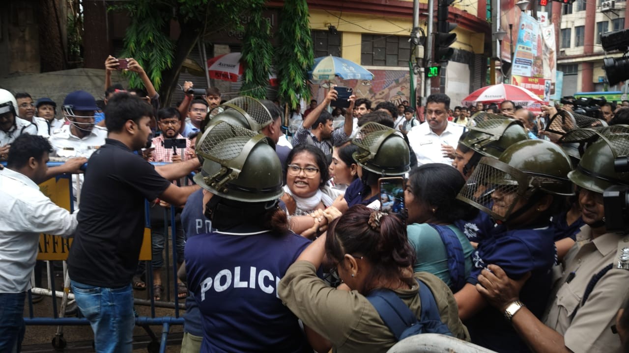 In Images: BJP student wing ABVP staged protest against Kolkata law student gang-rape