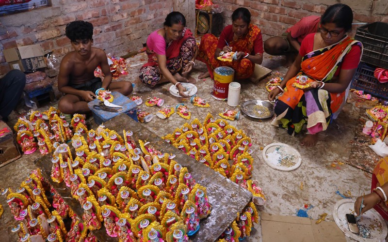 In Images: Kolkata readies for Diwali with idols and earthen lamps