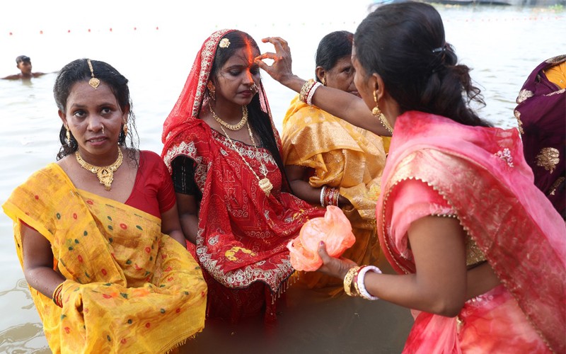 In Images: Devotees gather for sandhya arghya on Chhath Puja in Kolkata