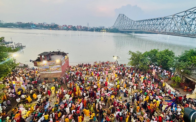 In Images: Devotees gather for sandhya arghya on Chhath Puja in Kolkata