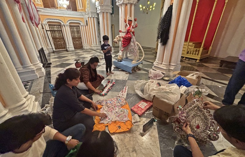 Darjipara Mitra Bari Gears Up for Its Centuries-Old Jagadhatri Puja in Kolkata