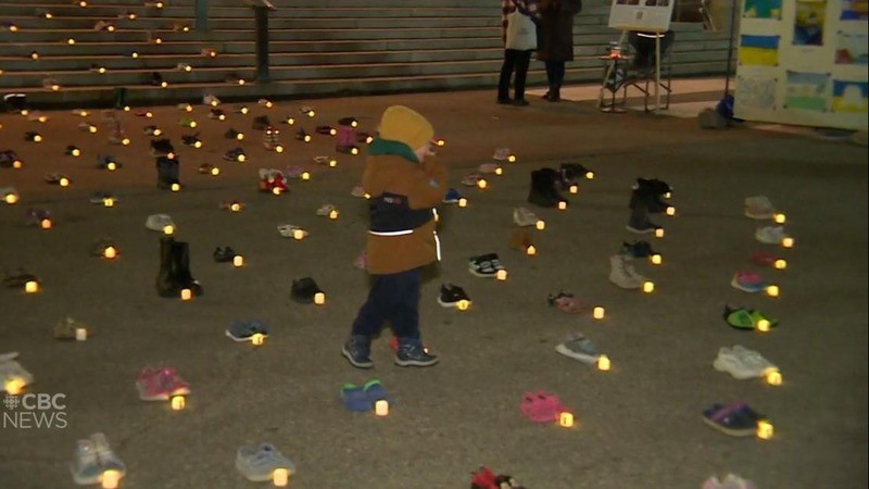Canada: 750 pairs of children’s shoes lit by candles at Winnipeg honouring youngest victims of Russia-Ukraine War