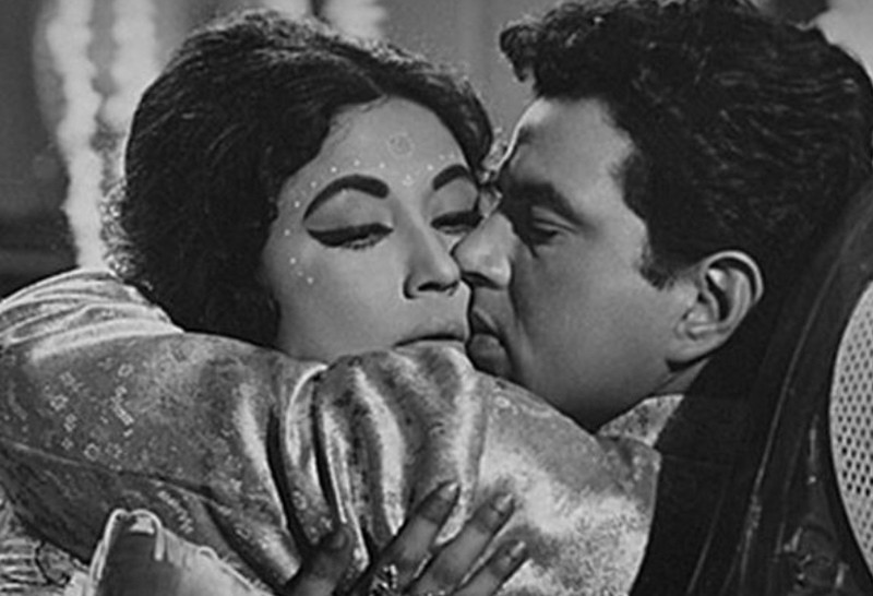 Meena Kumari supposedly played a pivotal role in shaping Dharmendra’s career and acting.