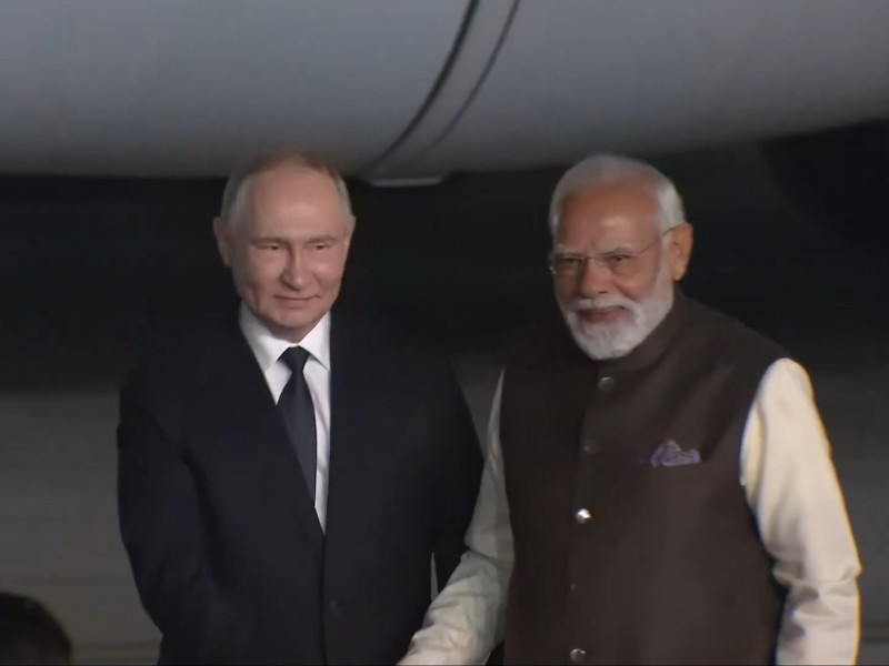 Russian President Vladimir Putin lands in Delhi, PM Modi welcomes him at Palam airport