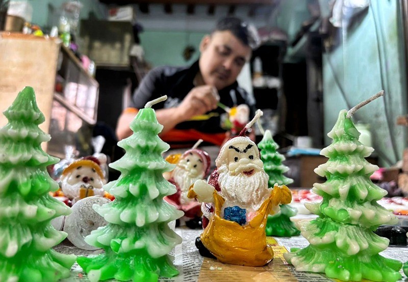 Kolkata wax artist Tuhin Mukherjee brings Santa Claus to life ahead of Christmas