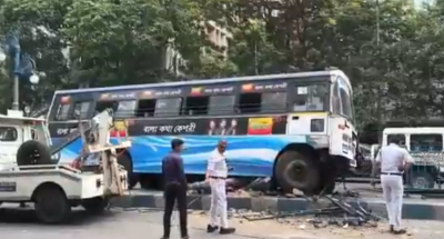 Kolkata: Govt bus crashes into divider near Park Street, minor injuries reported