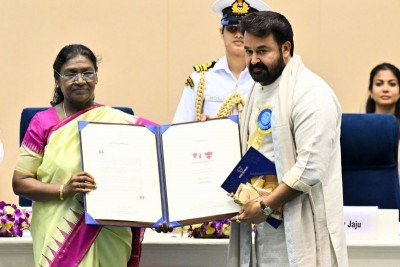 Mohanlal gets standing ovation as he receives the Dadasaheb Phalke Award
