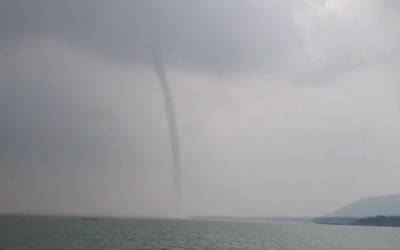 Tornado-like ‘Haathisundh’ stuns tourists at Odisha’s Chilika Lake, sparks awe and panic