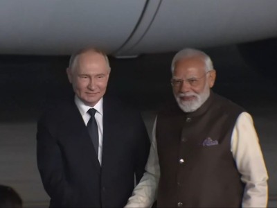 Russian President Vladimir Putin lands in Delhi, PM Modi welcomes him at Palam airport