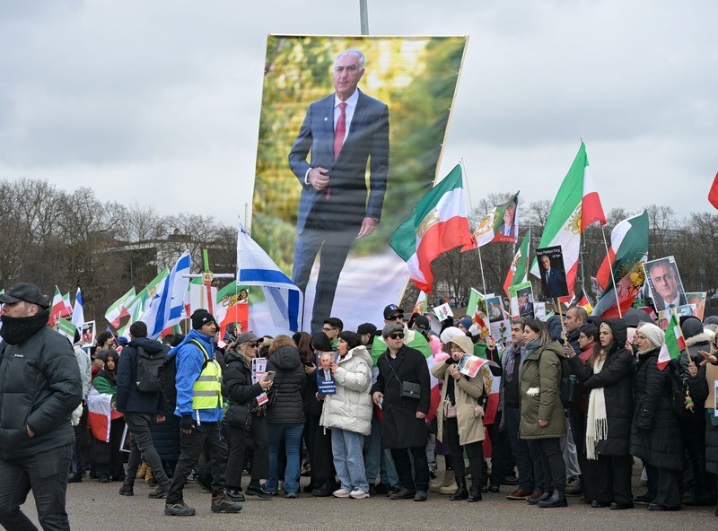 Munich protests draws 200,000 against Iran crackdown as Pahlavi urges US action