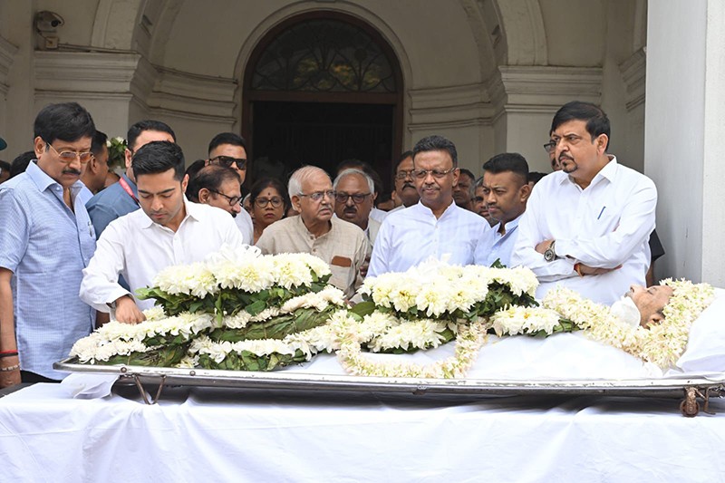In Images: Abhishek Banerjee, other TMC leaders pay last respect to Mukul Roy