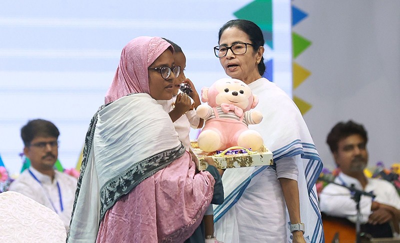 Mamata Banerjee joins grand Holi celebration in Kolkata — Watch the festive moments