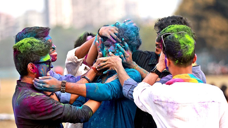 Splash of Spring: Holi celebrations in Kolkata