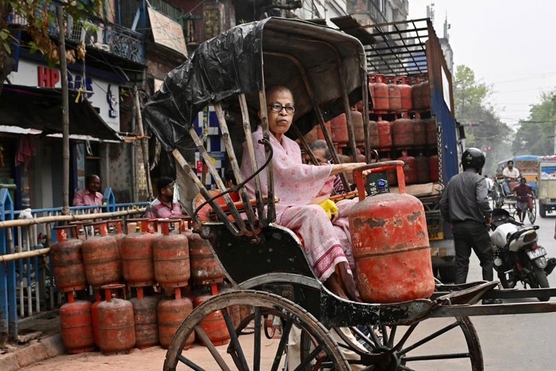 In Images: Kolkata faces widespread LPG shortage amid supply crunch