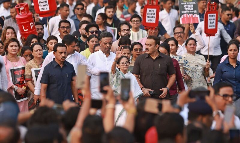 In Images: Mamata Banerjee leads rally in Kolkata over LPG crisis