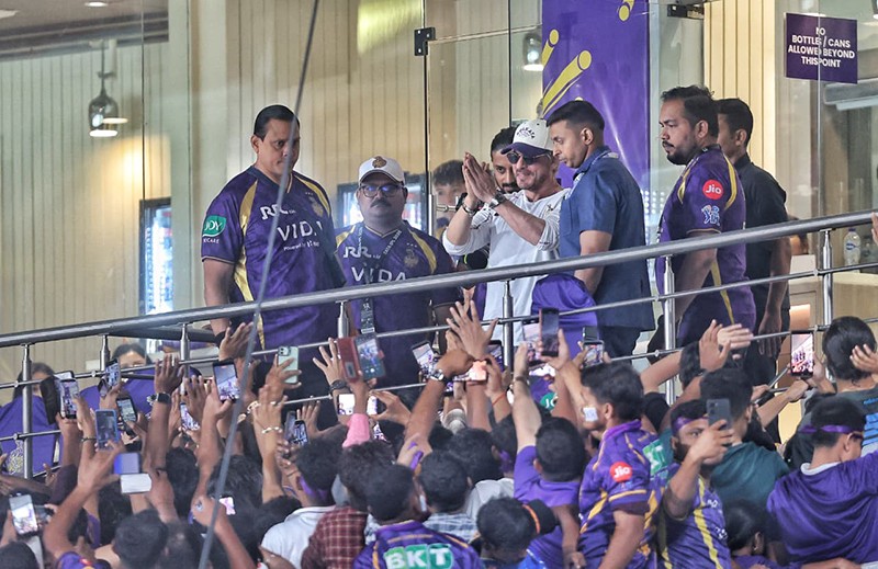 In Images: SRK at Eden Gardens for KKR match against PBKS