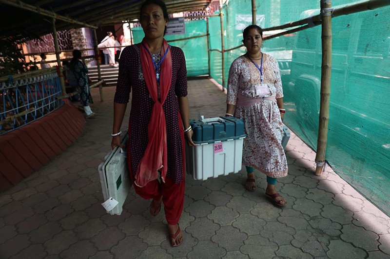 Phase 1 of Bengal polls tomorrow; polling personnel collect EVMs, other materials from a Siliguri dispersal centre