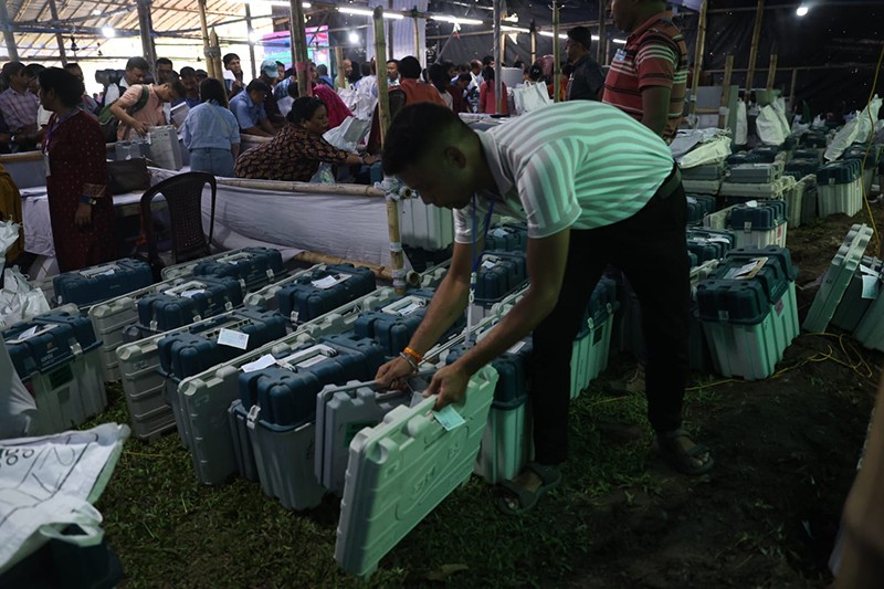 Phase 1 of Bengal polls tomorrow; polling personnel collect EVMs, other materials from a Siliguri dispersal centre