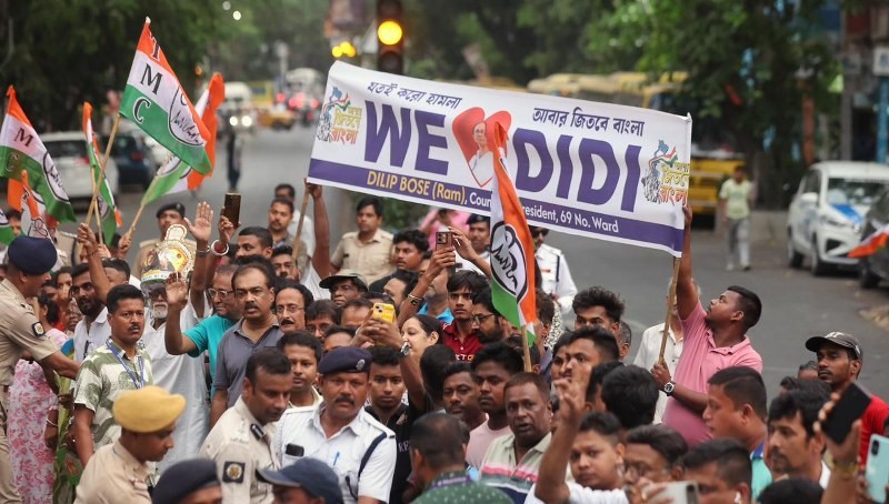 In images: Mamata Banerjee’s final campaign blitz from South Kolkata's Jadavpur to Gopal Nagar ahead of April 29 polls