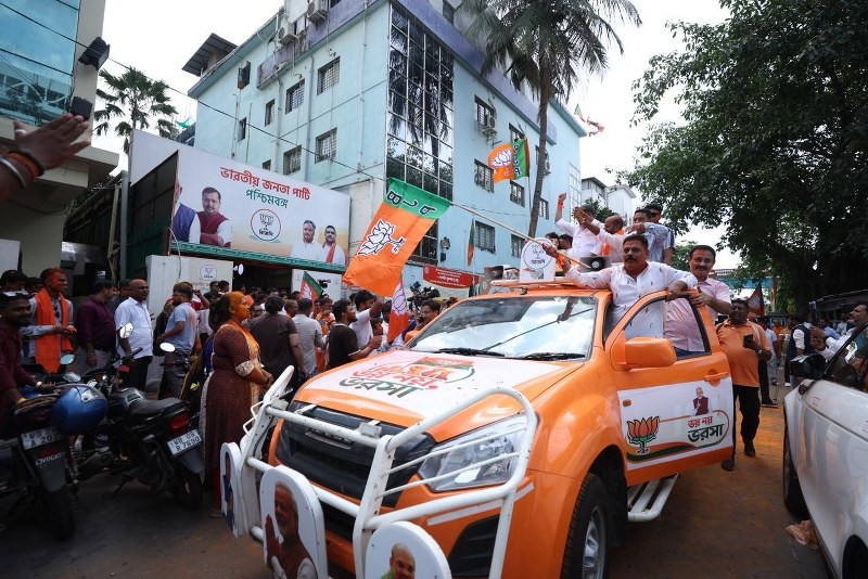 In Images: Supporters celebrate as BJP inches towards majority mark in Bengal