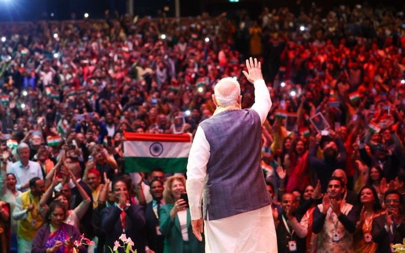 PM Modi called the Indian diaspora a living bridge linking India and the Netherlands.