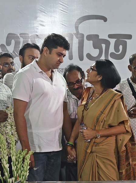 In Images: Final tributes to Bengali filmmaker Anik Dutta