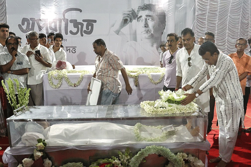 In Images: Final tributes to Bengali filmmaker Anik Dutta
