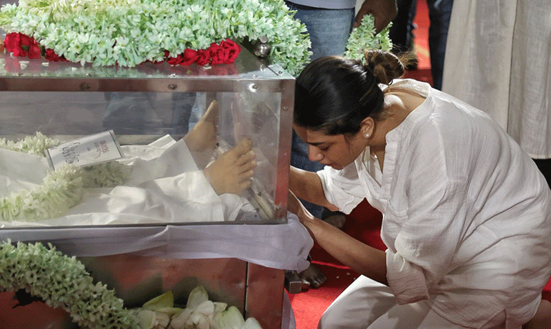 In Images: Final tributes to Bengali filmmaker Anik Dutta