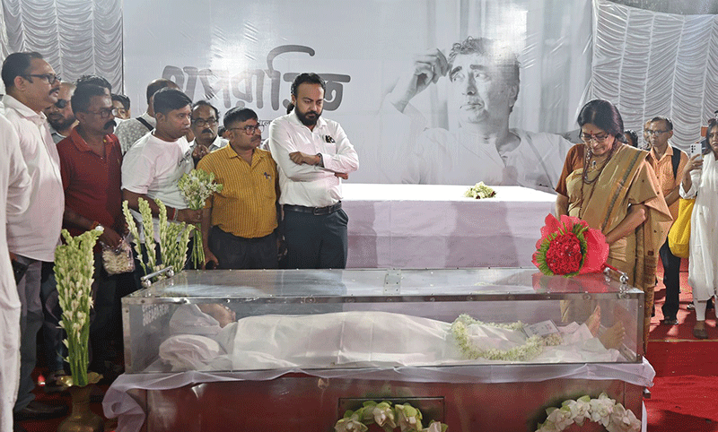 In Images: Final tributes to Bengali filmmaker Anik Dutta