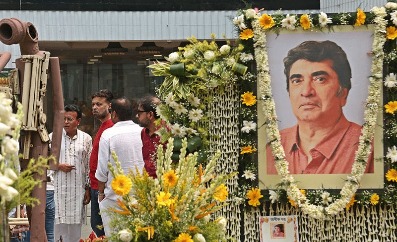 In Images: Final tributes to Bengali filmmaker Anik Dutta