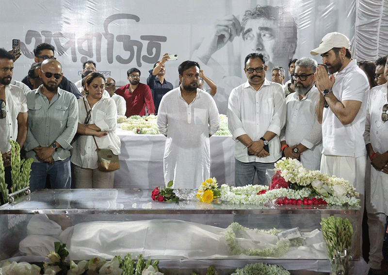 In Images: Final tributes to Bengali filmmaker Anik Dutta