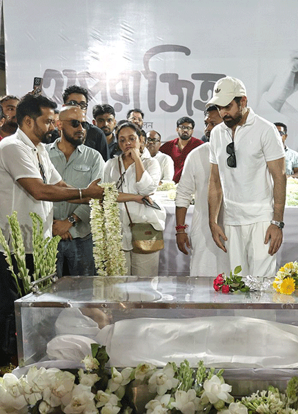In Images: Final tributes to Bengali filmmaker Anik Dutta
