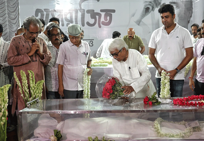 In Images: Final tributes to Bengali filmmaker Anik Dutta