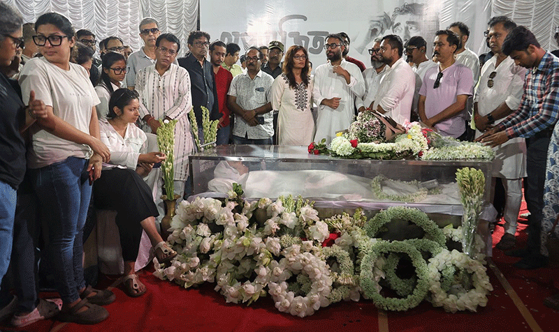 In Images: Final tributes to Bengali filmmaker Anik Dutta