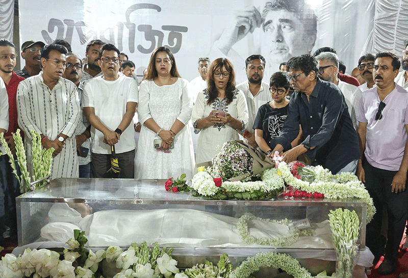 In Images: Final tributes to Bengali filmmaker Anik Dutta