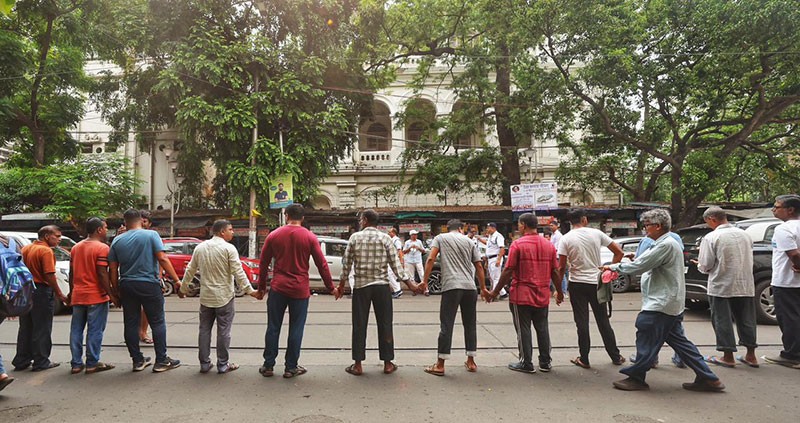 In Images: Kolkata forms human chain to promote book reading