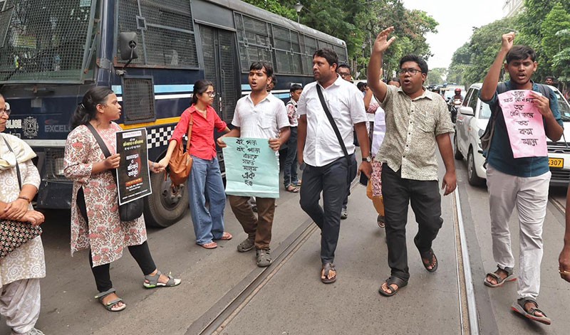 In Images: Kolkata forms human chain to promote book reading