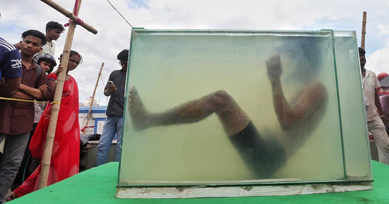 In Images:  Inside a Bengal man's extraordinary 30-hour underwater challenge