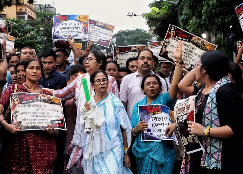 In Images: Mamata Banerjee holds candlelight march over Baruipur minor's alleged rape-murder