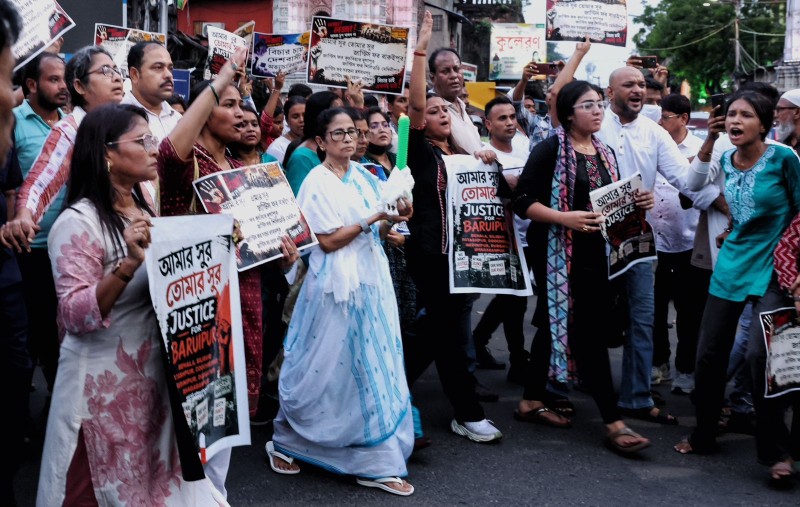 In Images: Mamata Banerjee holds candlelight march over Baruipur minor's alleged rape-murder