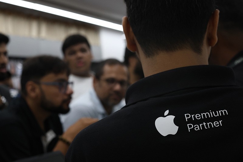In Images: Tech enthusiasts flock to Apple Premium Partner iTech Store launch in Kolkata