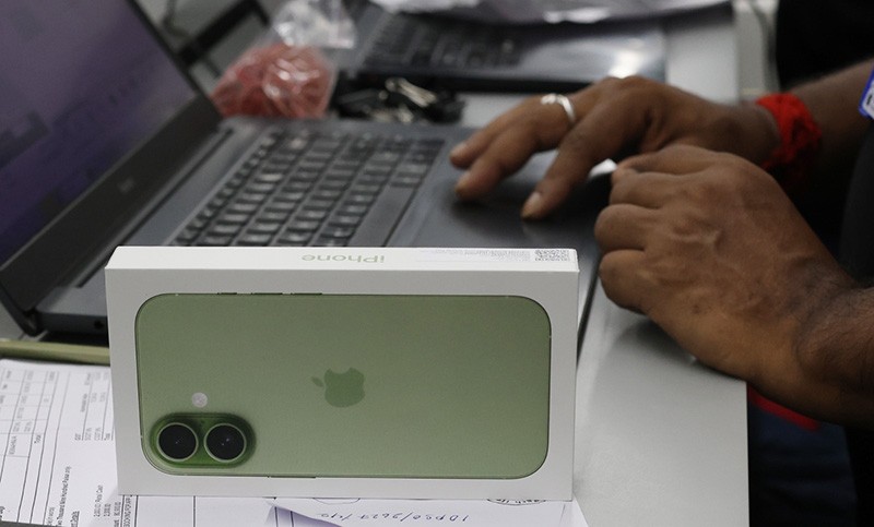 In Images: Tech enthusiasts flock to Apple Premium Partner iTech Store launch in Kolkata