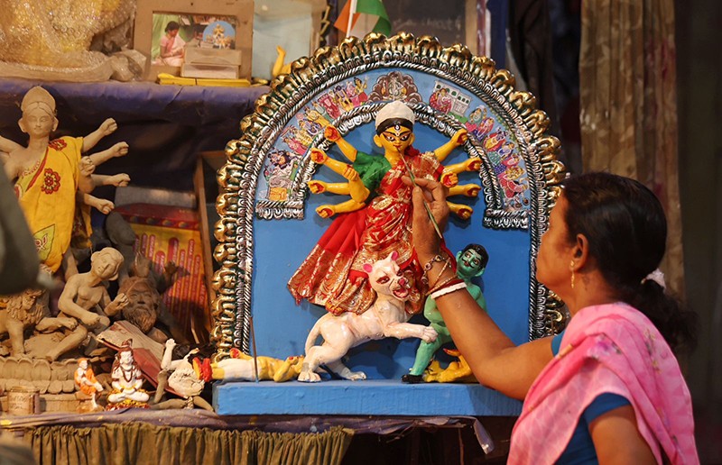 From Kumartuli to Los Angeles: Mala Pal’s Miniature Durga Idol Goes Global!