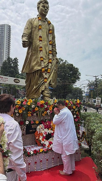 In Images: Stars unite to honour Uttam Kumar on his 100th birth anniversary; Bengal CM Suvendu Adhikari leads floral homage