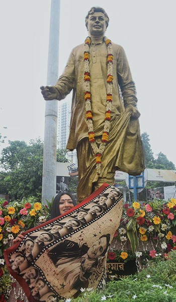 In Images: Rituparna Sengupta’s stunning saree tribute to Uttam Kumar steals the spotlight